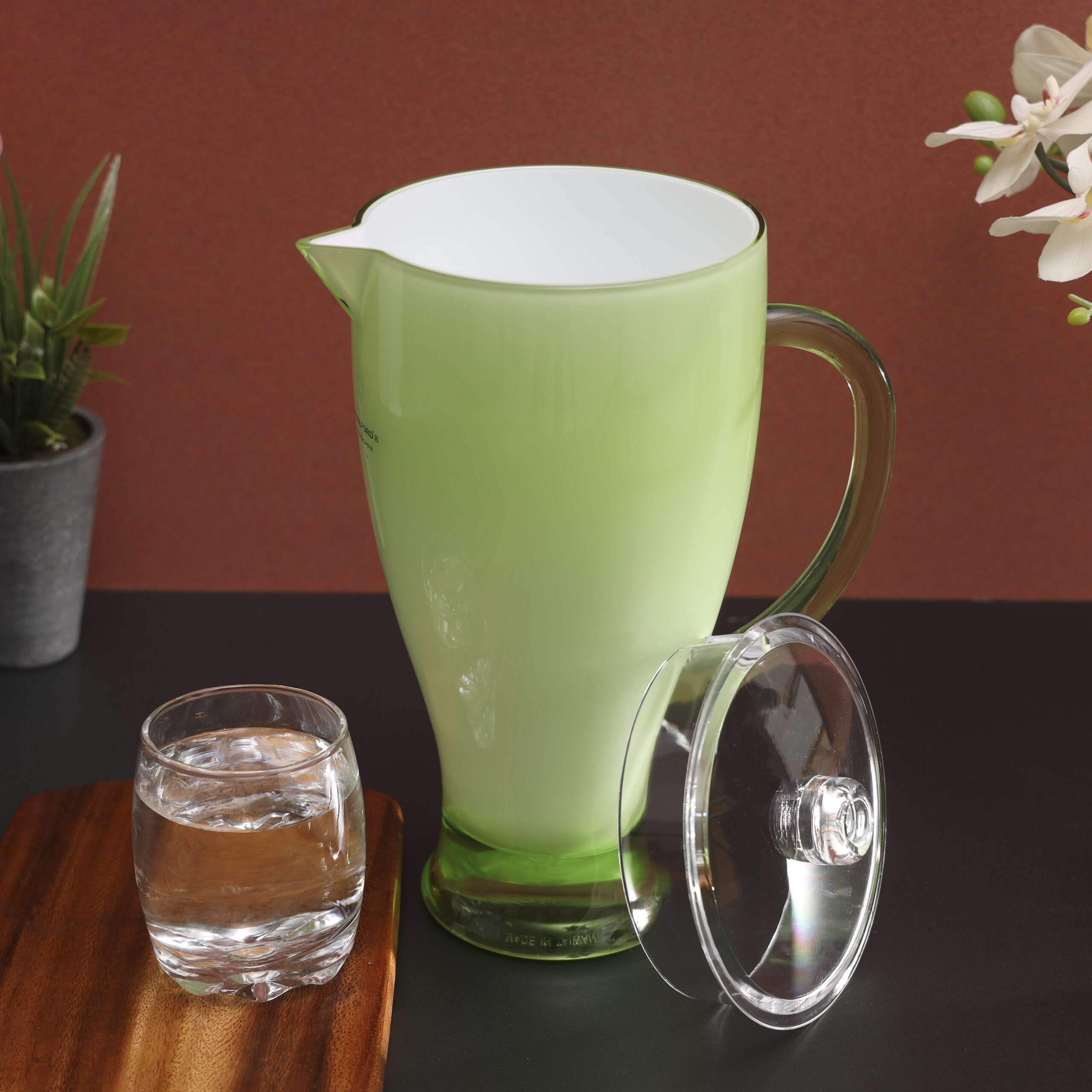 Royalford RF345N 2L Acrylic Jug - Acrylic Plastic Large Drink Jug with  Comfortable Handles & Leak Proof Lid