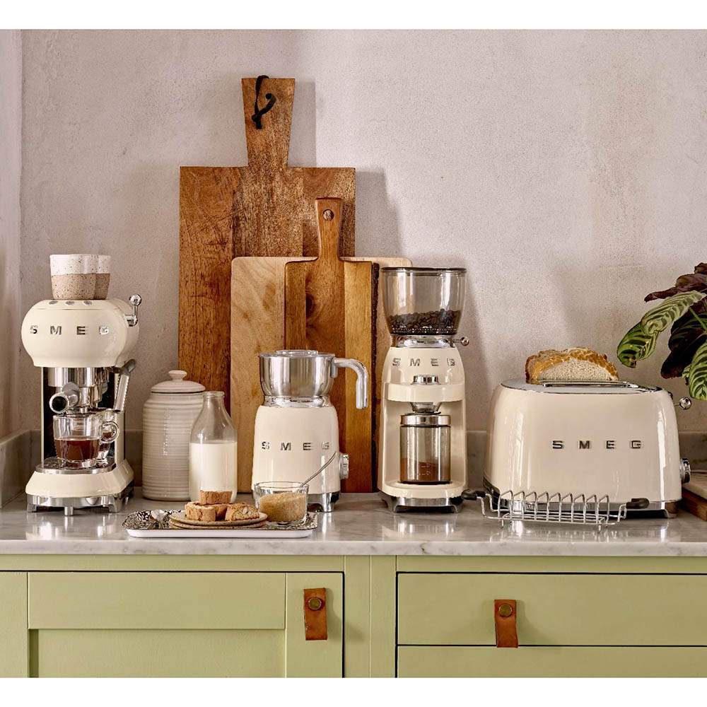 https://wp.jomla.ae/wp-content/uploads/2022/10/Smeg-Retro-50s-Style-Automatic-Milk-Frother-CreamSmeg-Retro-50s-Style-Automatic-Milk-Frother-CreamMFF01CRUK-5.jpg